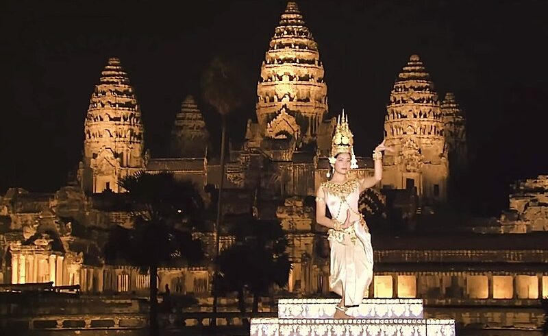 Khmer_apsara_dancer_in_front_of_Angkor_Wat